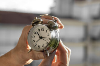 romania trece la ora de vara 2026 avertismentul medicilor privind efectele schimbarii asupra somnului 69c528494f664