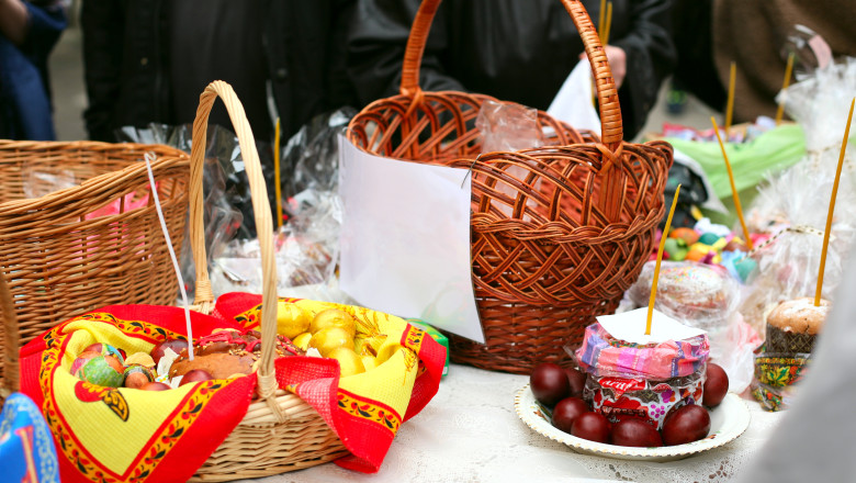 ce alimente se impart in prima zi de paste produsele care nu trebuie sa lipseasca din pachetele de pomana si de pe masa de inviere 69db1a5c6d0eb