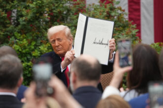 donald trump impune taxe vamale de pana la 100 pentru medicamente si modifica tarifele pentru metale 69cf82818c9c6