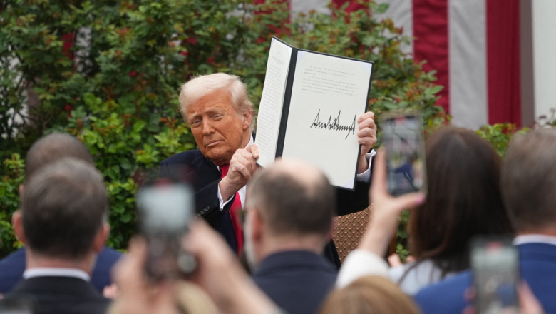 donald trump impune taxe vamale de pana la 100 pentru medicamente si modifica tarifele pentru metale 69cf82818c9c6