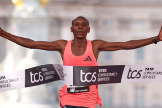 el este primul barbat care a aleargat un maraton sub doua ore recordul stabilit astazi la londra 69f0c8c19da07