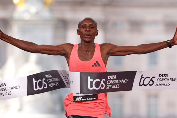 el este primul barbat care a aleargat un maraton sub doua ore recordul stabilit astazi la londra 69f0c8c19da07