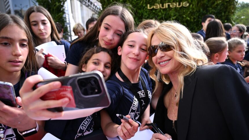 galerie foto nadia ravasitoare la oscarurile sportului a aparut la brat cu sotul ei si a fost premiata in aplauzele tuturor 69e7245849790