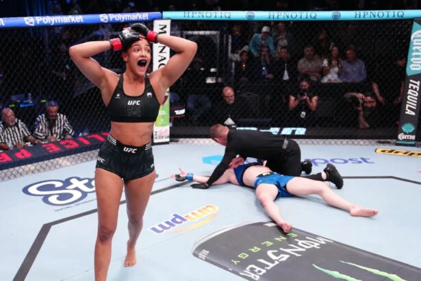 galerie foto scene ingrozitoare in ufc o luptatoare facuta ko cu un genunchi in figura salvata de arbitru 69d3b22fbd702