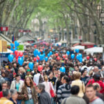 gata cu afisele stridente cu paella si bere razboiul barcelonei cu kitsch ul turistic de pe la rambla 69e48c87e46dc