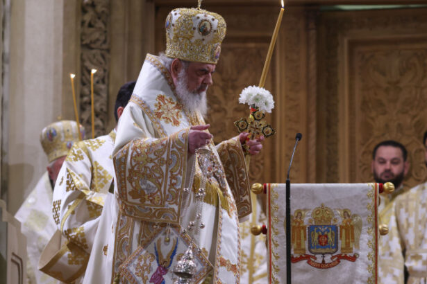 slujba de inviere 2026 la ce ora incepe si cand pot lua credinciosii lumina sfanta 69d9dcd92aa3b