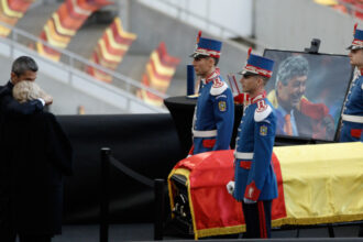 video mii de romani si au luat adio de la mircea lucescu numele lui a fost scandat pentru ultima data de suporteri pe arena nationala 69d7ec4ae4ff0