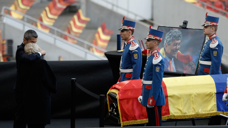 video mii de romani si au luat adio de la mircea lucescu numele lui a fost scandat pentru ultima data de suporteri pe arena nationala 69d7ec4ae4ff0