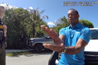 videofoto tiger woods la telefon cu donald trump dupa accident surprins de camera politiei 69cfa6bf45ed8