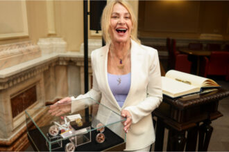 galerie foto bnr a lansat monede dedicate implinirii a 50 de ani de la primul 10 obtinut de nadia comaneci la jocurile olimpice 6a18745585194