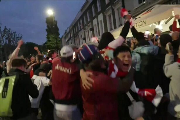 galerie foto fanii lui arsenal exulta dupa ce tunarii au castigat premier league nu ma pot opri din plans victorie fara sa atingem 6a0cd3409d60c