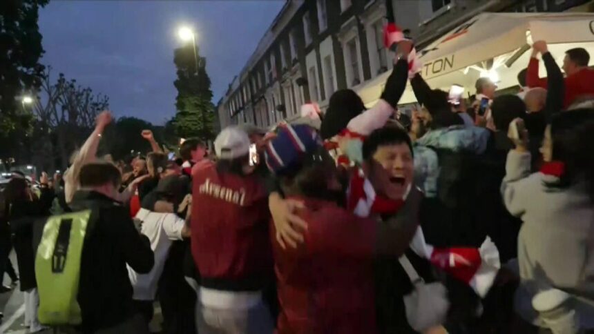 galerie foto fanii lui arsenal exulta dupa ce tunarii au castigat premier league nu ma pot opri din plans victorie fara sa atingem 6a0cd3409d60c