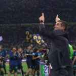 galerie foto imagini pentru istorie 75 000 de fani i au scandat numele lui cristi chivu gestul facut de antrenor in fata peluzei 69f7bb239064d