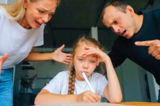 low quality parents rely on 11 toxic behaviors that affect their kids for life 6a17017e0ba07