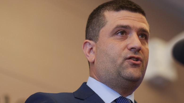 radu miruta a respins bugetele la cfr calatori si cfr sa si cere refacerea lor asta nu inseamna management 6a06cd14866db