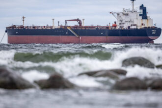 sua prelungesc derogarea privind sanctiunile pentru petrolul rusesc blocat pe mare 6a0b69b8de927