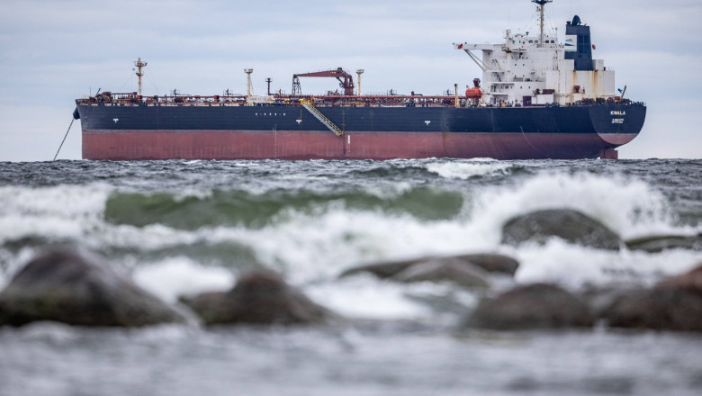 sua prelungesc derogarea privind sanctiunile pentru petrolul rusesc blocat pe mare 6a0b69b8de927