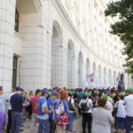 video angajatiii din finante protest in fata ministerului joi mii de angajati vor opri lucrul in toata tara din cauza legii salarizarii 6a1fe959ae841
