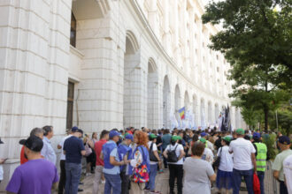 video angajatiii din finante protest in fata ministerului joi mii de angajati vor opri lucrul in toata tara din cauza legii salarizarii 6a1fe959ae841